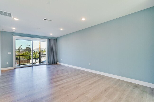 Foto del edificio - Beautiful Tri-level 3 Bed, 3.5 Bath Townhome in Sunnyvale!