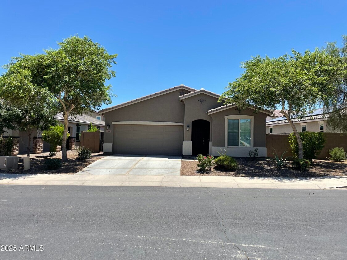 Foto principal - 21257 W Berkeley Rd
