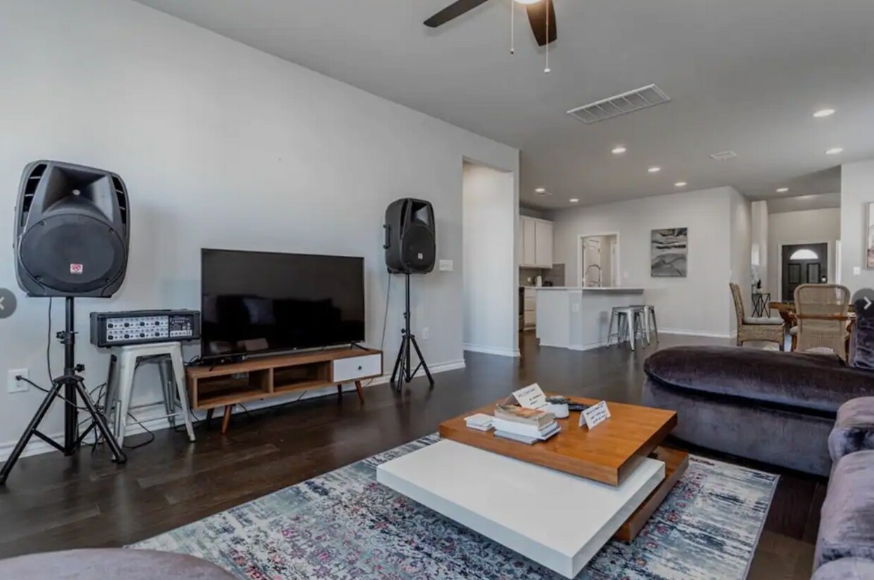 Foto principal - Room in House on Saginaw Dr