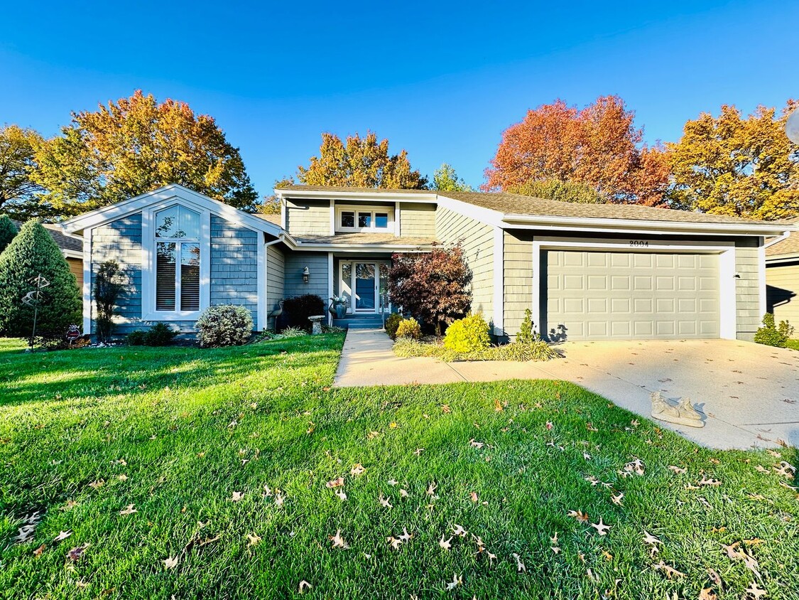 Foto principal - Beautiful Leawood Home, Maintenance Free w...