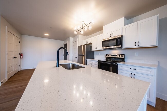 Building Photo - 2 bed 1 bath  Modern Apartment - 1025 sqft