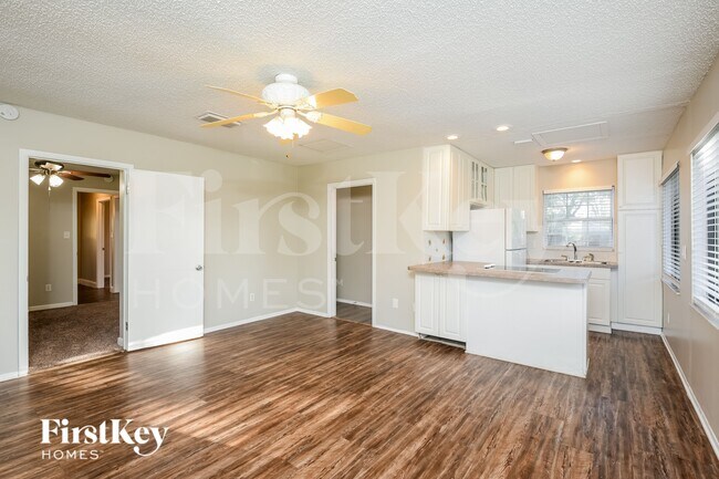 Foto del edificio - 585 Walden Ct