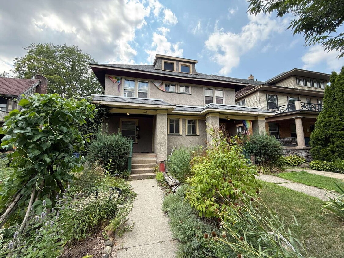 Primary Photo - Heritage Hill 2BR Main Level Apartment