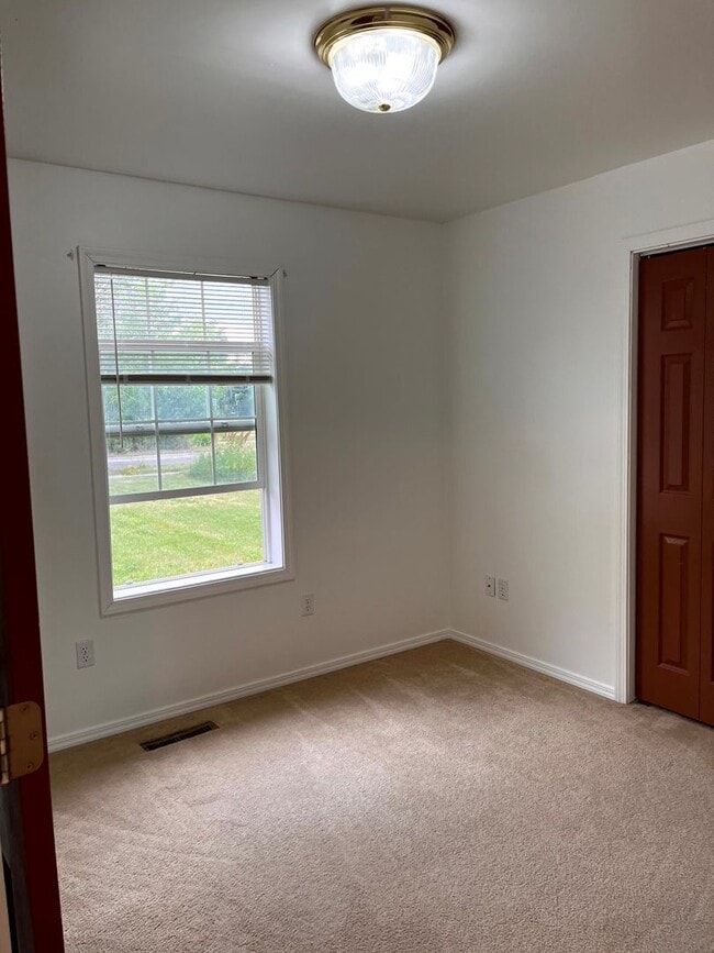 Building Photo - 3 Bed, 2 Bath home with garage