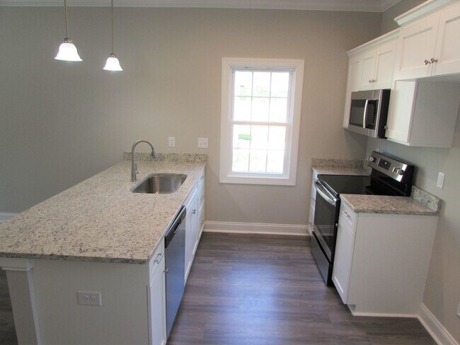 Foto del edificio - Great 3 Bed/1.5 Bath Home in the Heart of Hickory - Open Floor Plan - Modern Kitchen - Flat Backy...