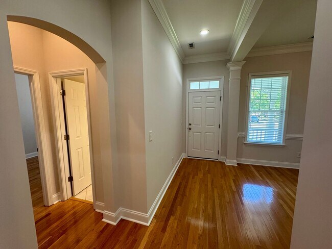 Building Photo - Adorable Home in Brighton Park