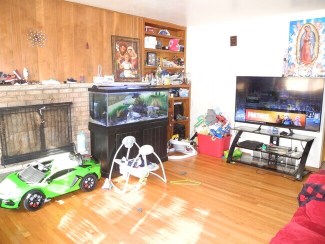 Foto del edificio - 6200 Strathmore Ln