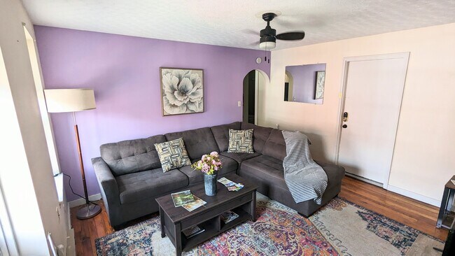 Cozy Rustic Downtown Apartment - 137 Polk St