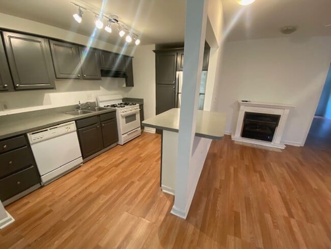 Building Photo - 883 Monroe Dr NE