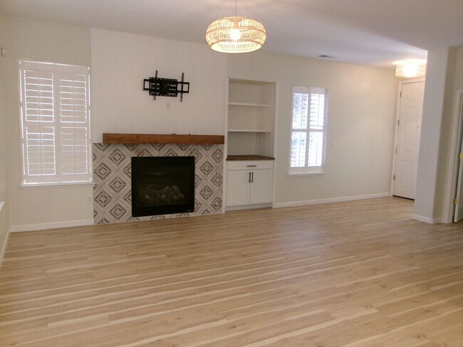 Building Photo - Beautiful 3bd, 2 bath, 3-car garage home in Sparks
