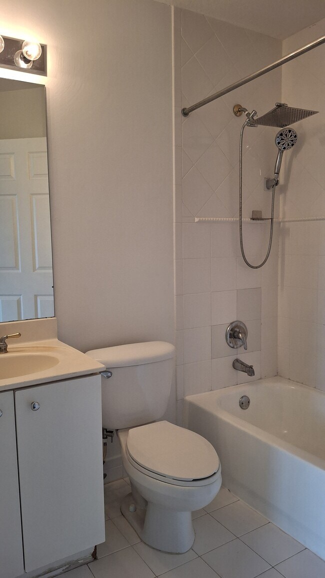 Foto del edificio - 5761 NW 115th Ct