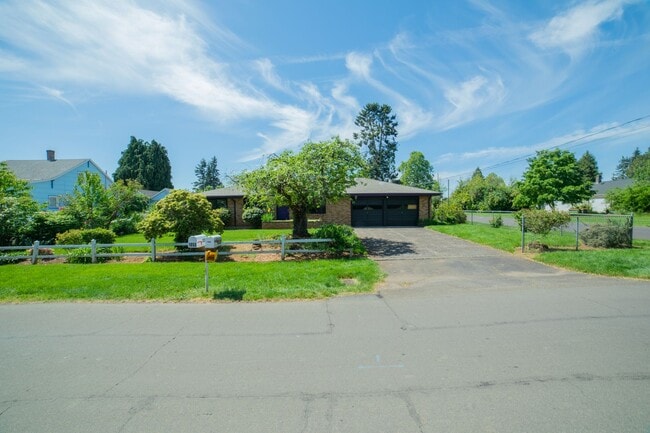 Building Photo - Large One Level Oregon City Home