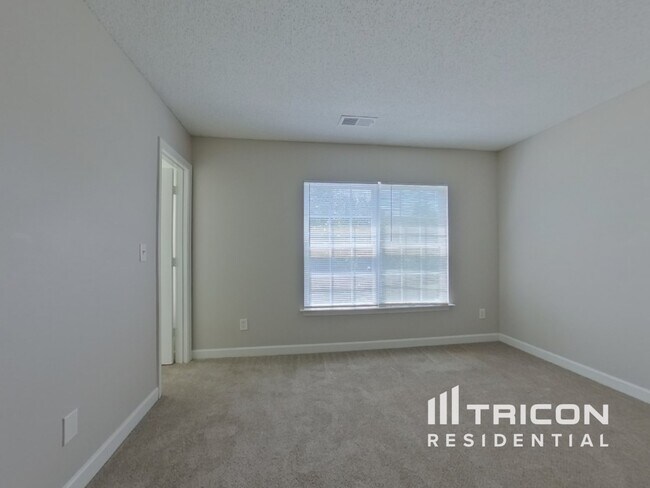 Building Photo - 1027 Clover Gap Dr
