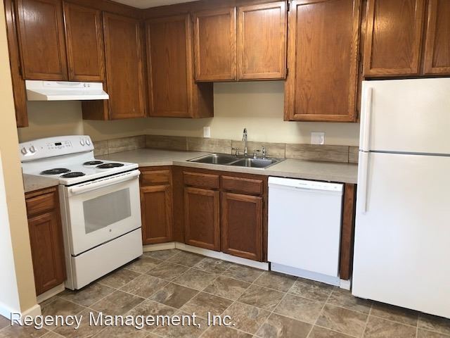 Building Photo - 3 br, 1 bath Apartment - 1655 Douglas St