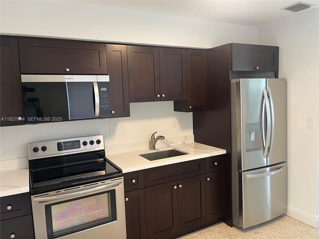 Building Photo - 90 E 15th St