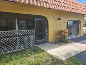 Building Photo - 7910 NW 70th Ct