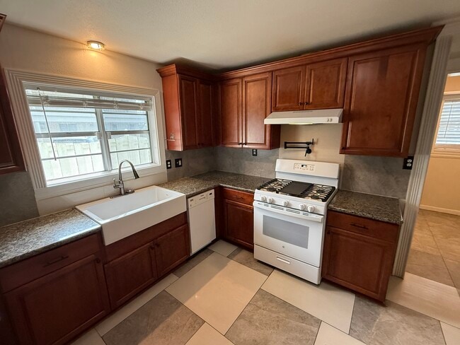 Building Photo - 1616 Rio Vista Ave