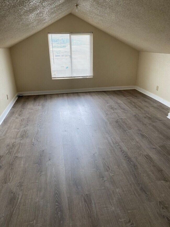Building Photo - 2440 Chatham Hill Dr