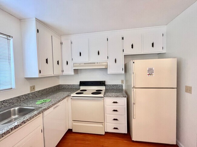 Foto del edificio - Adorable 3-bedroom, 1.5-bath condo just a short walk to Davis Senior High School. Enjoy $500 off ...