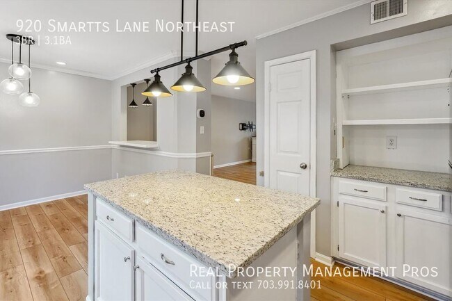 Building Photo - Beautifully Updated Townhouse For Rent In ...