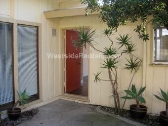 Building Photo - 2204 Manhattan Ave