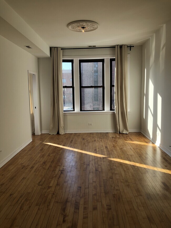 Building Photo - 1041 N Western Ave