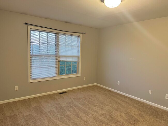 Building Photo - 3804 Pinecrest Way