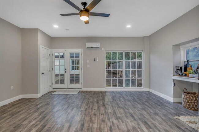 Foto del edificio - 1515 N Carruth Ave