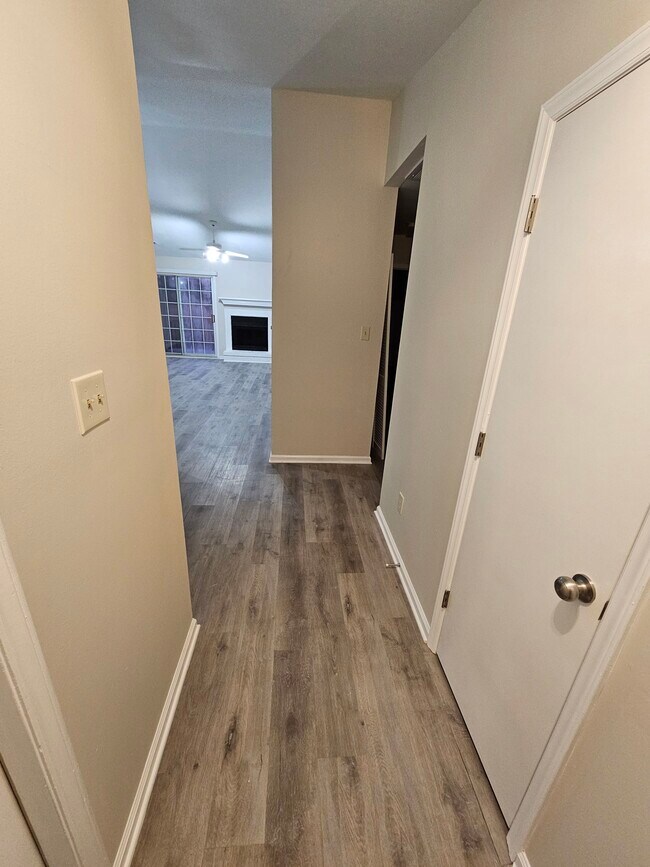 Entrada - 102 Village Ct