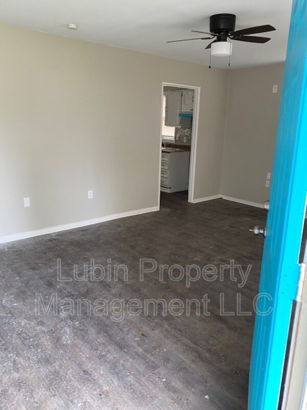 Building Photo - 989 Restbrook Ave