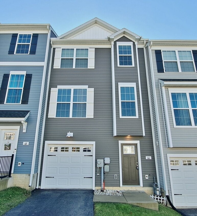 Primary Photo - 4 Bed / 2-1/2 Bath Single Family Townhome w/1-Car Garage