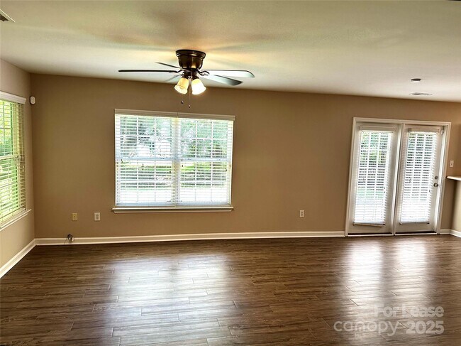 Foto del edificio - 8708 Laurel Run Dr