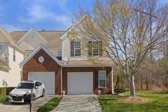 Foto del edificio - North Raleigh Townhouse with One Car Garage