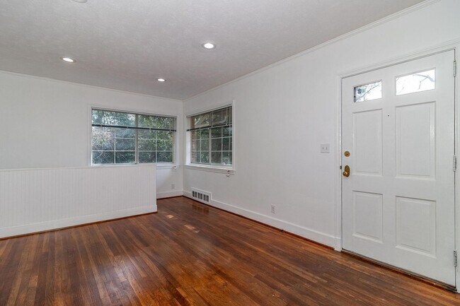 Foto del edificio - 2113 Cresswell Dr