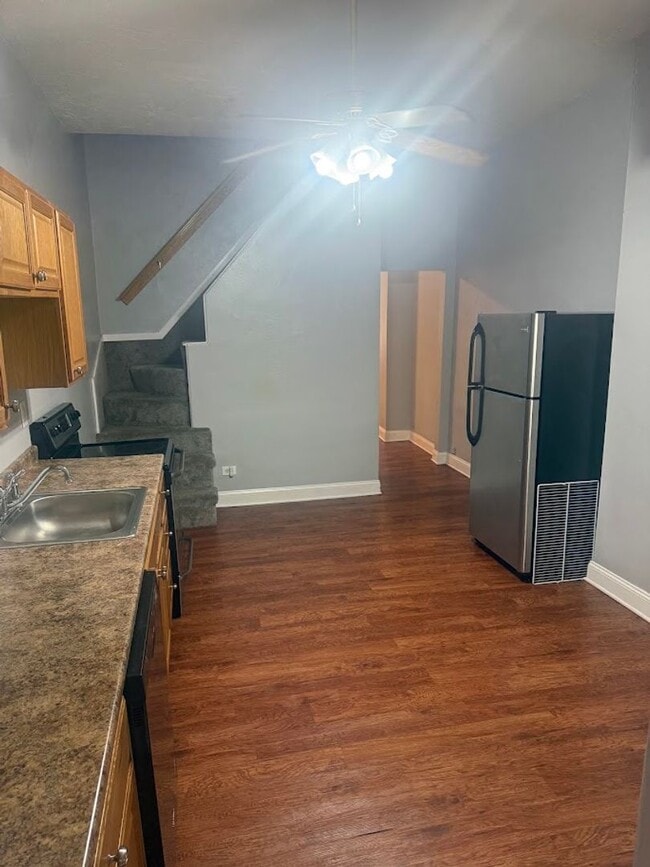 Building Photo - Recently Updated 2 Bedroom Unit In The Southside.  Available Immediately.
