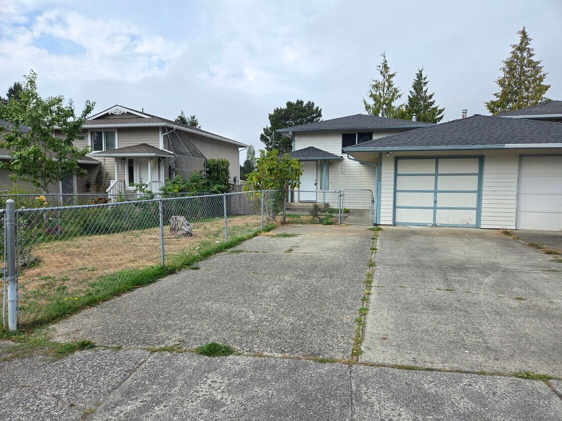 Foto principal - Move in ready 3 bed 2 bath home with 1 car...