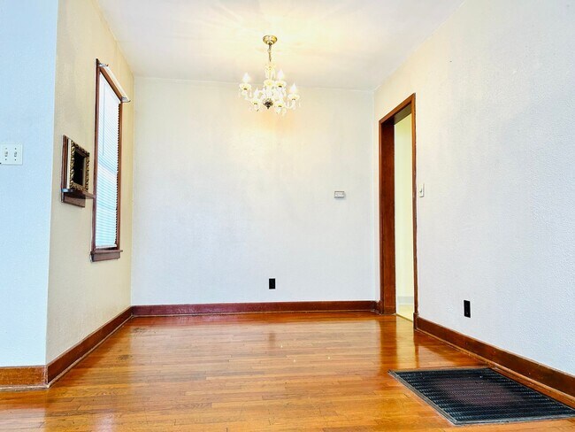 Building Photo - 1 Bedroom Duplex, Central Location