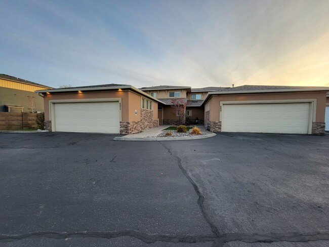 Building Photo - Stunning Condo Overlooking Golf Course and...