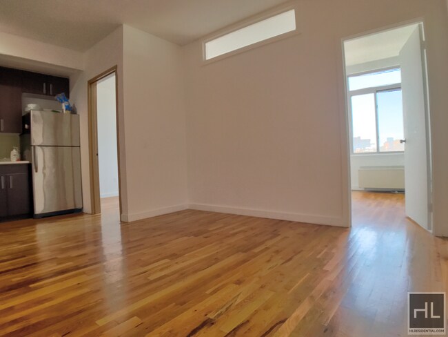 Foto del edificio - 3 Bed 2 Bath with Balcony!