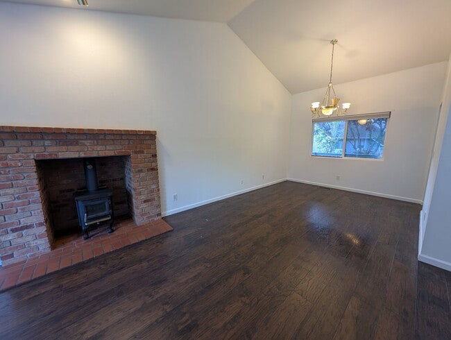 Building Photo - Charming 3 Bedroom Rambler in East Bremerton