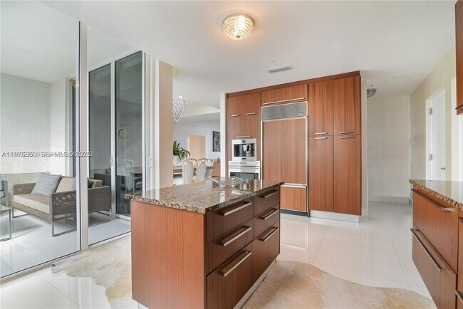 Building Photo - 15811 Collins Ave