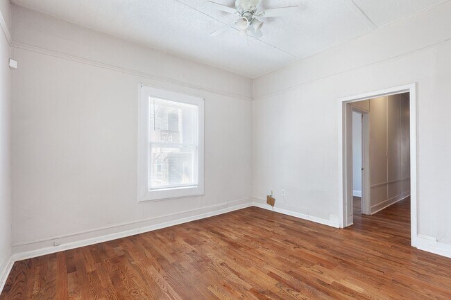 Foto del edificio - Spacious 3bd/2ba Bungelow w/ Rear Deck and Large Backyard!