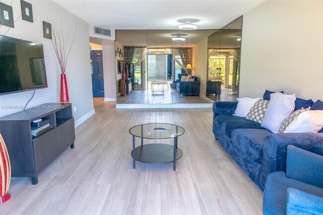 Foto del edificio - 1350 Northeast 191st Street Apt #B103, Nor...