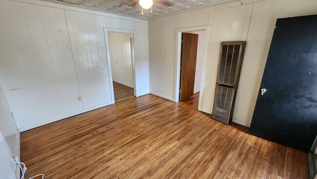 Building Photo - Cute 2 bedroom, 1 bathroom house with fenc...