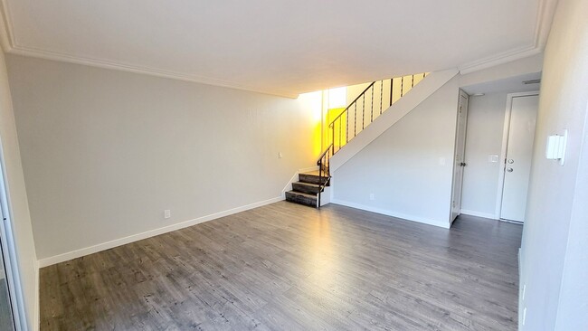 Foto del edificio - 2 bedroom, 1.5 bath townhome with 2 parkin...