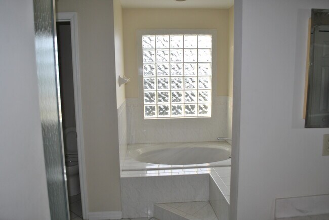 Building Photo - 623 Linden St