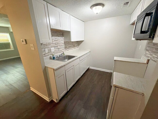 Foto del edificio - Beautifully Renovated 2 Bed / 1.5 Bath Townhome – Move-In Ready!