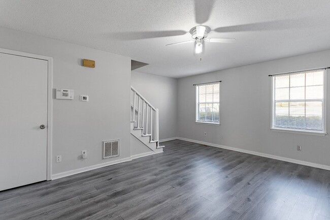 Building Photo - Renovated 2 bed and 1.5 bath townhome in D...