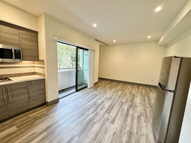 Interior Photo - mid374