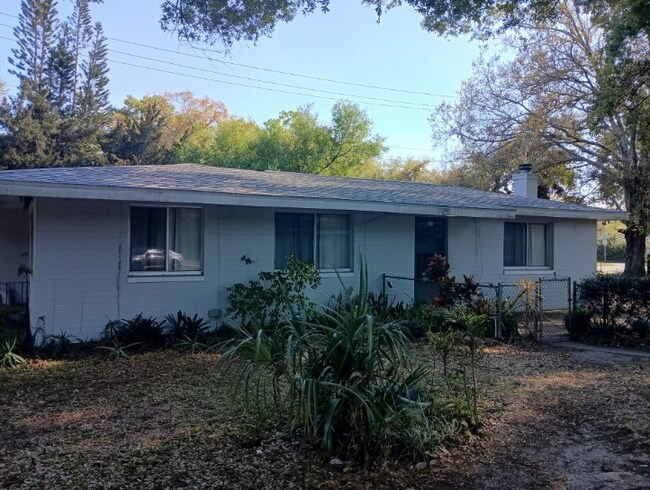 Building Photo - 200 Center St